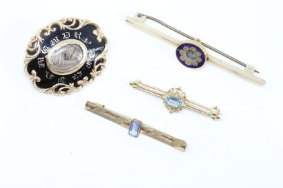 null Set of four brooches, two in 9k (375) yellow gold, two in metal, one black enamelled...