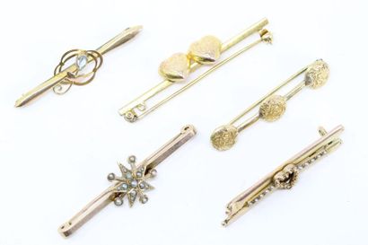 null Set of five 18k (750), 14k (585) and 9k (375) yellow gold brooches, some with...