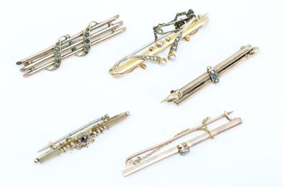 null Set of five brooches in 9k (375) yellow gold, silver and metal, one of them...