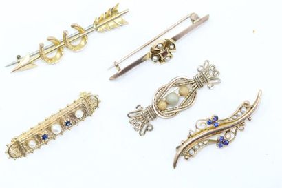 null Set of five 9k (375) yellow gold and metal brooches, some with blue stones and...