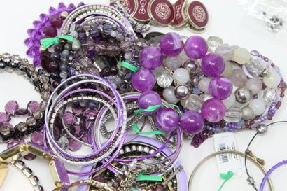 null Important lot of costume jewellery mainly composed of bracelets. 

