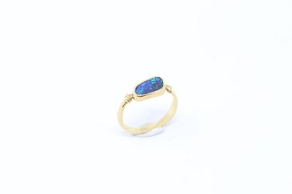 null 18k (750) yellow gold ring set with a cabochon black opal.

Finger size : 57...