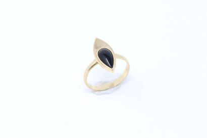null Marquise ring in 18k (750) yellow gold and onyx.

Finger size : 63 - Gross weight...