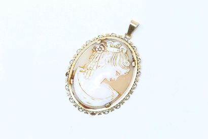 null 18k (750) yellow gold pendant with a shell cameo depicting a profile of a young...