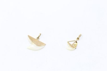 null Two 18k (750) yellow gold pendants decorated with shark teeth.

Gross weight:...