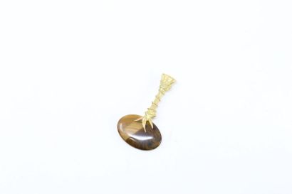 null 18k (750) yellow gold pendant in the shape of a puzzle with a tiger eye quartz.
Gross...