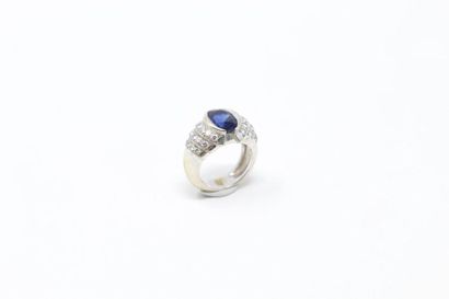 null 18k (750) white gold ring set with an oval sapphire set with three lines of...