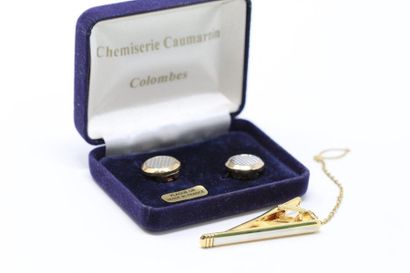 null Pair of cufflinks and a gold metal tie pin.

In a case. 
