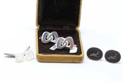 null Three pairs of metal cufflinks. 

One of them in a box. 