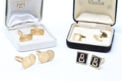 null Four pairs of golden metal cufflinks. 

In two cases. 