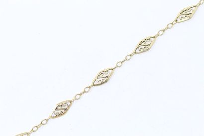 null 18k (750) yellow gold bracelet with filigree shuttle link 

Wrist circumference:...