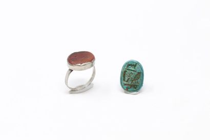 null Lot of antique jewellery including a ring decorated with a carnelian intaglio...