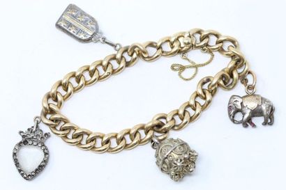 null Bracelet en or jaune 18k (750) à maille gourmette portant des breloques en or...