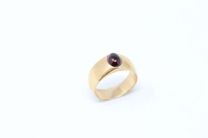 null 18k (750) yellow gold ring with a cabochon garnet. 

Finger size : 63 - Gross...