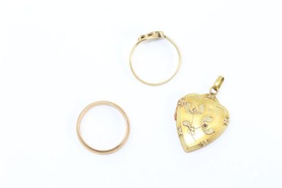 null Lot of yellow gold comprising :
- two rings in 18k (750) (mq.)
- one heart pendant...