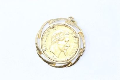 null Pendentif en or jaune 18k (750) retenant une pièce en or de 100 Francs Napoléon...