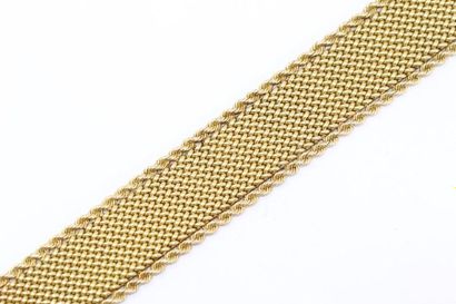 null 18k (750) yellow gold belt bracelet with polished mesh, corded edges.

Wrist...