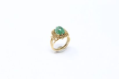 null 18k (750) yellow gold openwork ring set with a cabochon emerald.

Finger size...