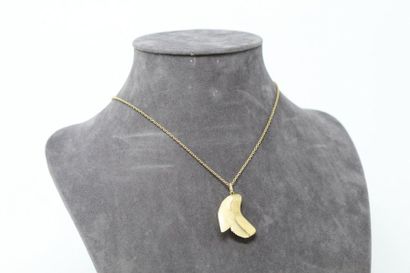 null Pendentif en or jaune 18k (750) orné d'une dent de requin, avec une chaîne en...