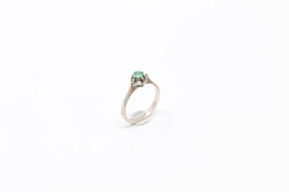 null Silver ring decorated with a small round emerald. 

Finger size : 53.5 - Gross...