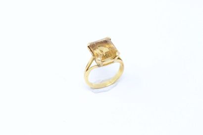 null 18k (750) yellow gold ring with a rectangular citrine with cut off sides.

Finger...