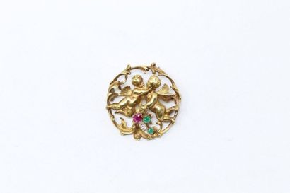 null Broche ajourée en or jaune 18k (750) à décor d'amours s'enlaçant et tenant une...