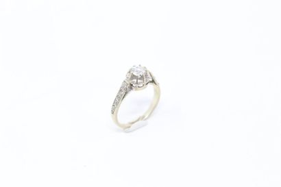 null 18k (750) white gold solitaire set with an antique cut diamond of approximately...