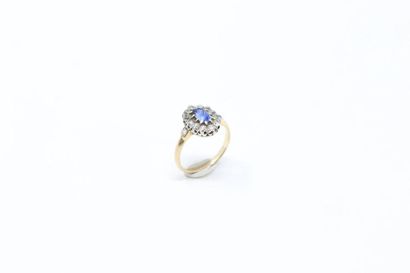 null 18k (750) yellow and white gold daisy ring set with a sapphire surrounded by...