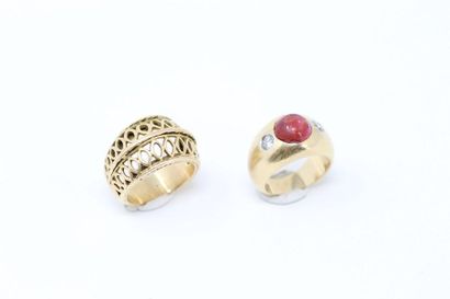 null Set of two 18k (750) yellow gold rings, one openworked and the other decorated...