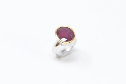 null Partially glazed silver ring decorated with a large cushion ruby.



Finger...