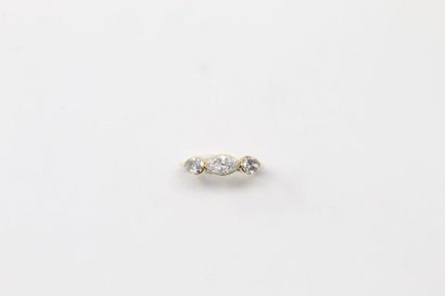 null 18k (750) yellow gold ring set with a central shuttle-cut diamond of approximately...