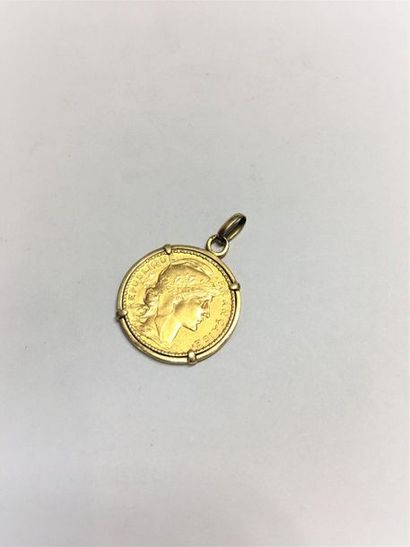 null Pièce en or de 20 francs Coq (1913). Montée en pendentif en or jaune 18k (750). 
Poids...