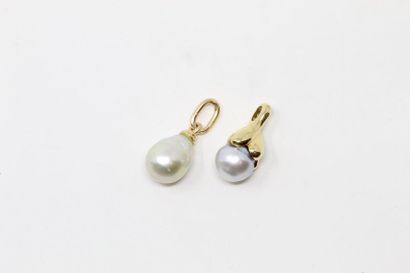null Set of two 18k (750) yellow gold pendants decorated with cultured pearls. 

Gross...