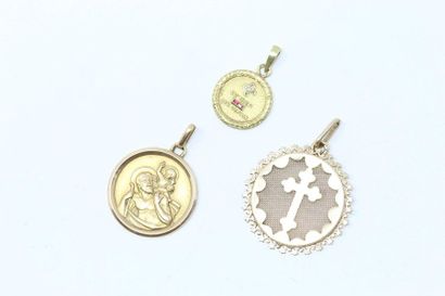 null Set of three 18k (750) yellow gold medals, one with the effigy of Saint Christopher,...