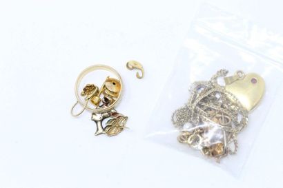 null 18k (750) yellow gold scrap. 

Gross weight: 6.14 g. 

A lot of costume jewellery...