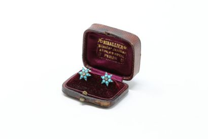 null Pair of 18k (750) yellow gold earrings, each forming a star decorated with turquoise...