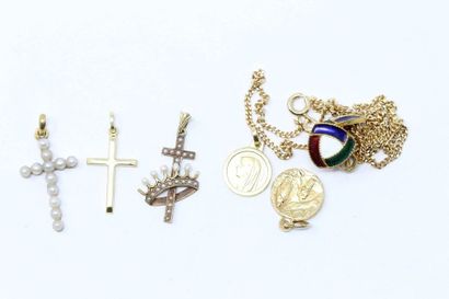 null Lot of 18k (750) and 14k (585) yellow gold including three crosses, cartains...