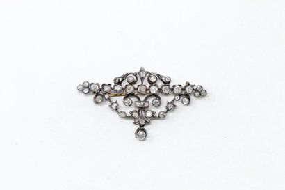 null Diamond-patterned brooch in rinceau, silver setting, 18k (750) yellow gold pin.

19th...