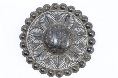 null Important openwork silver rosette brooch.

Diameter : 82 mm - Weight : 38.50...