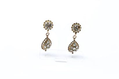 null Pair of 18k (750) yellow gold diamond paved earrings with removable "pear" pendant.

19th...