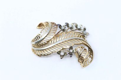 null 18k (750) yellow and white gold brooch stylized with an openworked ribboned...