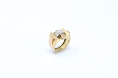 null 18k (750) yellow gold and platinum tank ring set with three diamonds.

Finger...