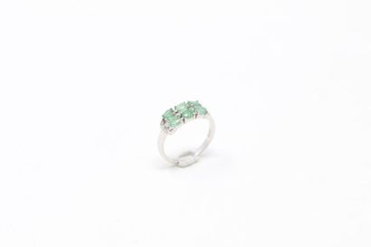 null Silver ring set with oval emeralds and white stones. 

Finger size: 56 - Gross...