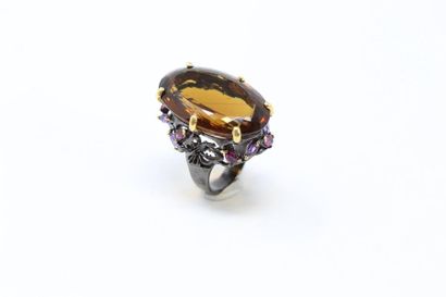 null Bague en argent noirci et vermeil ornée d'une importante citrine ovale épaulé...