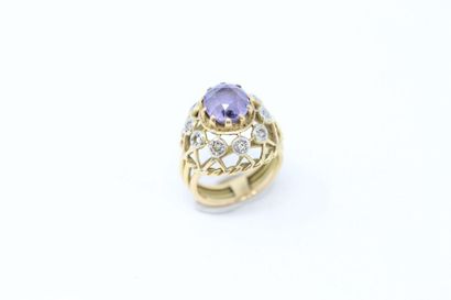 null 18k (750) yellow gold openwork dome ring set with a round purple sapphire. 

Finger...