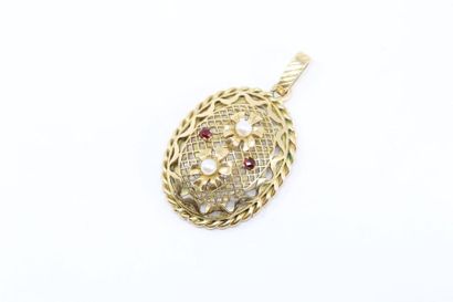 null 18k (750) yellow gold openwork medallion pendant decorated with pearls and garnets....