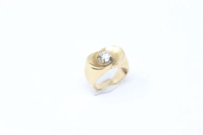 null Tank ring in 14k (585) yellow gold and platinum set with a diamond.
Finger size:...