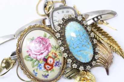 null Lot of costume jewellery including brooches, rings, watches, etc...
