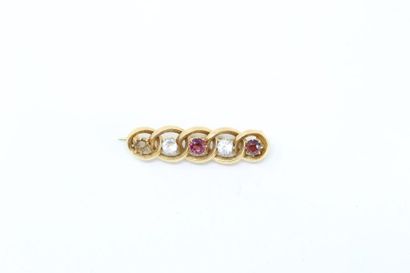 null 18k (750) yellow gold and platinum brooch decorated with white and red stones....