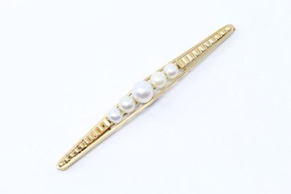null Fluted brooch in 18k (750) yellow gold with five cultured pearls. 

Length :...